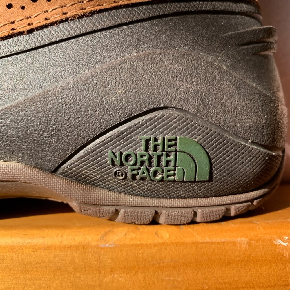 North Face Women’s Winter Boots like new - Picture 6 of 8